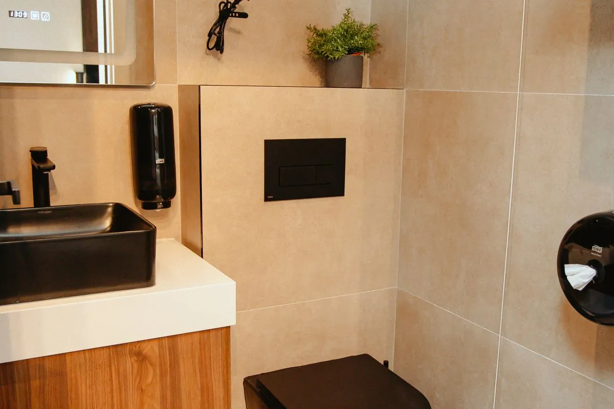 Kupatilo, lavabo sa ogledalom, fen i peškiri