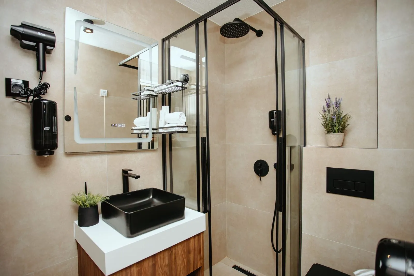 Kupatilo, lavabo sa ogledalom i peškirima