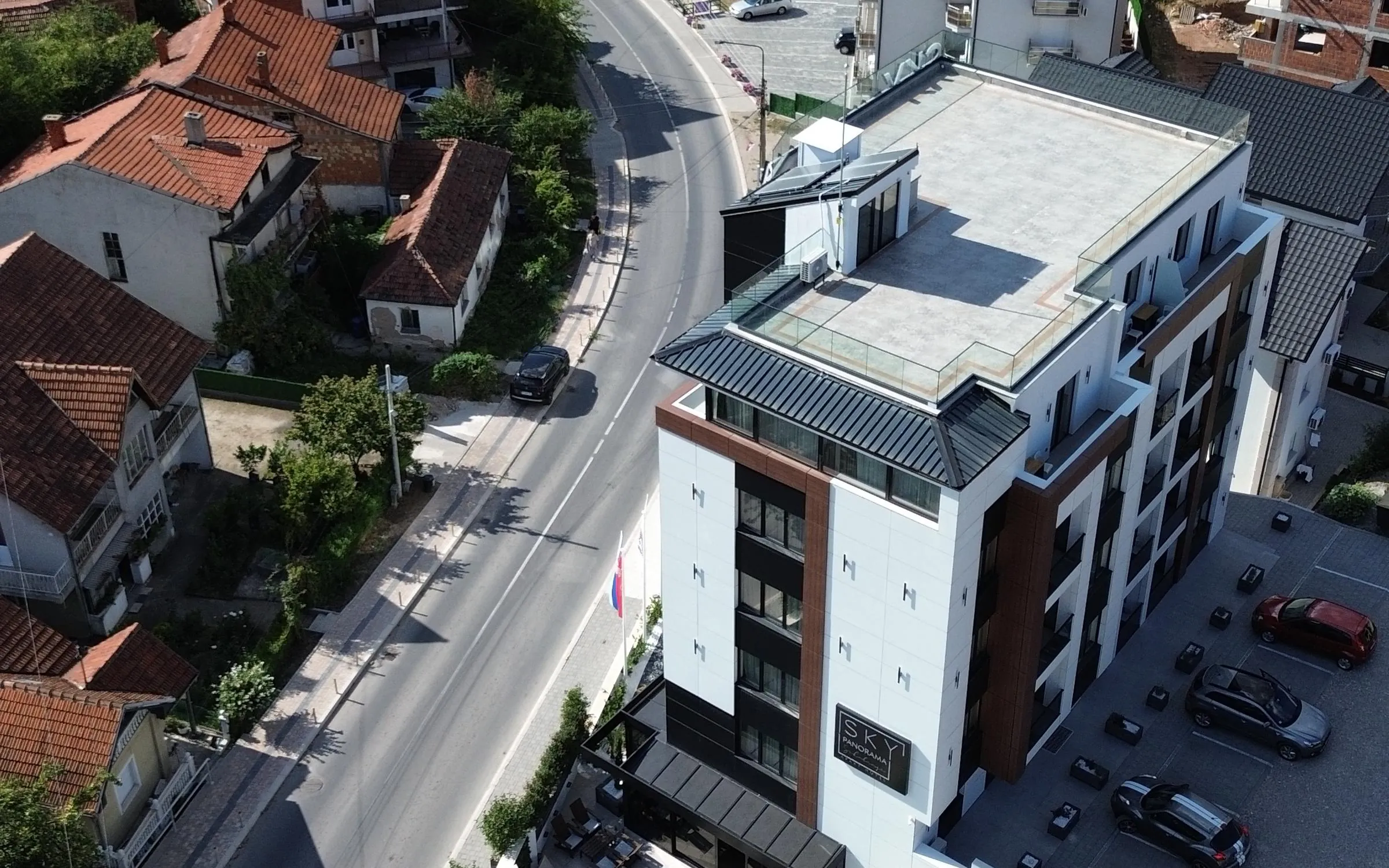 Krov hotela Sky Panorama i ulica, snimak iz vazduha