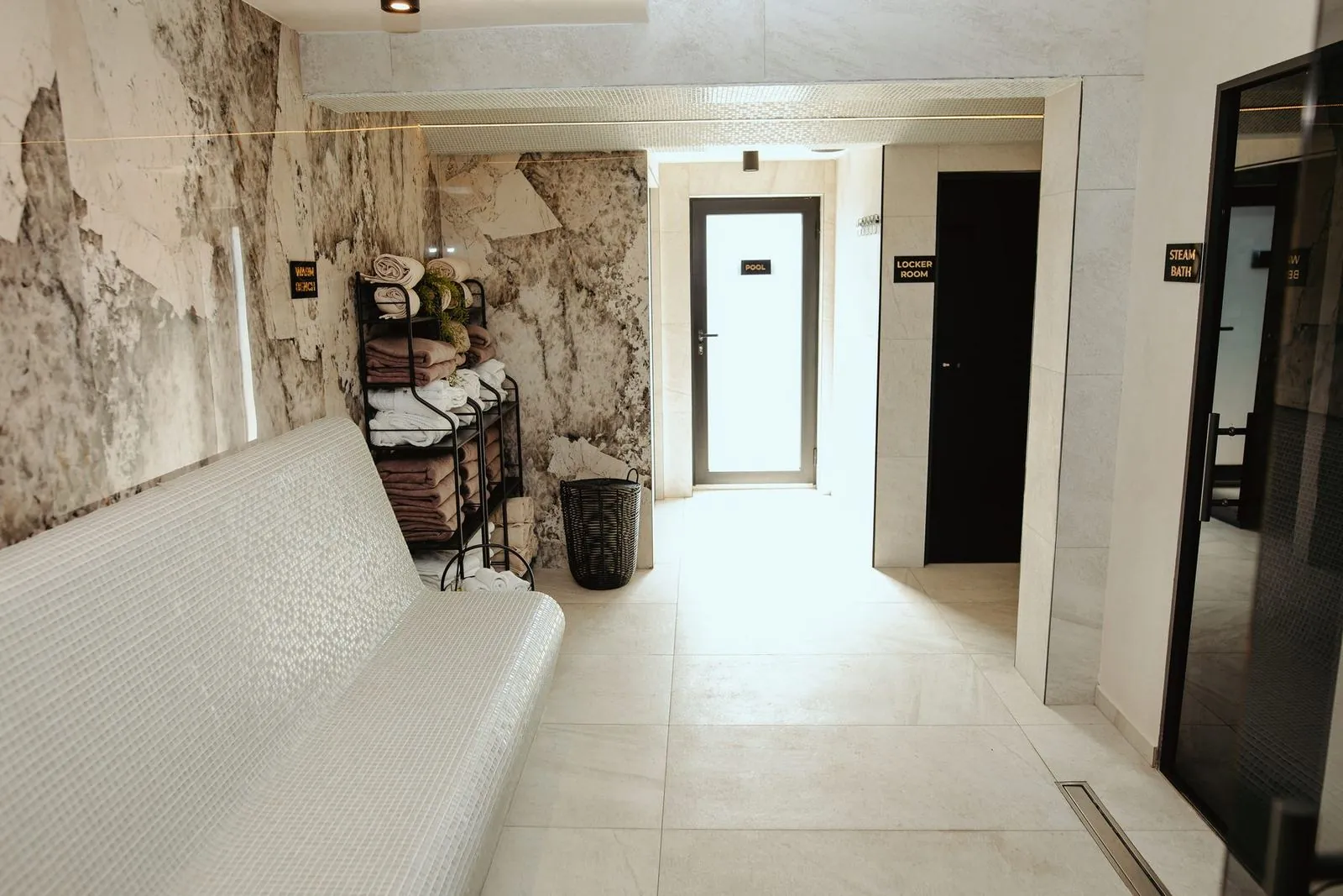 Hodnik spa zone sa klupom i mermernim zidom