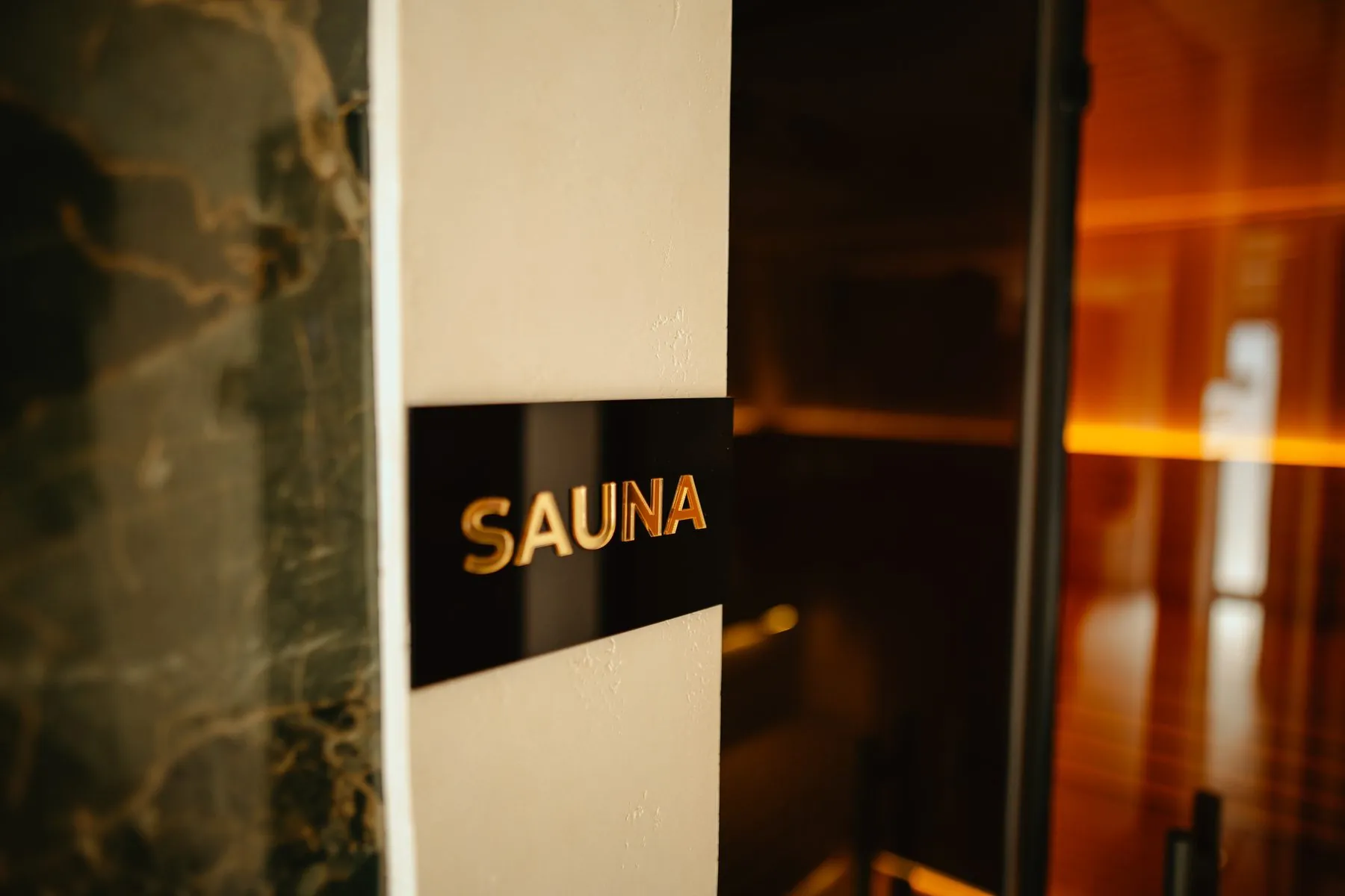 Natpis Sauna na mermernom zidu