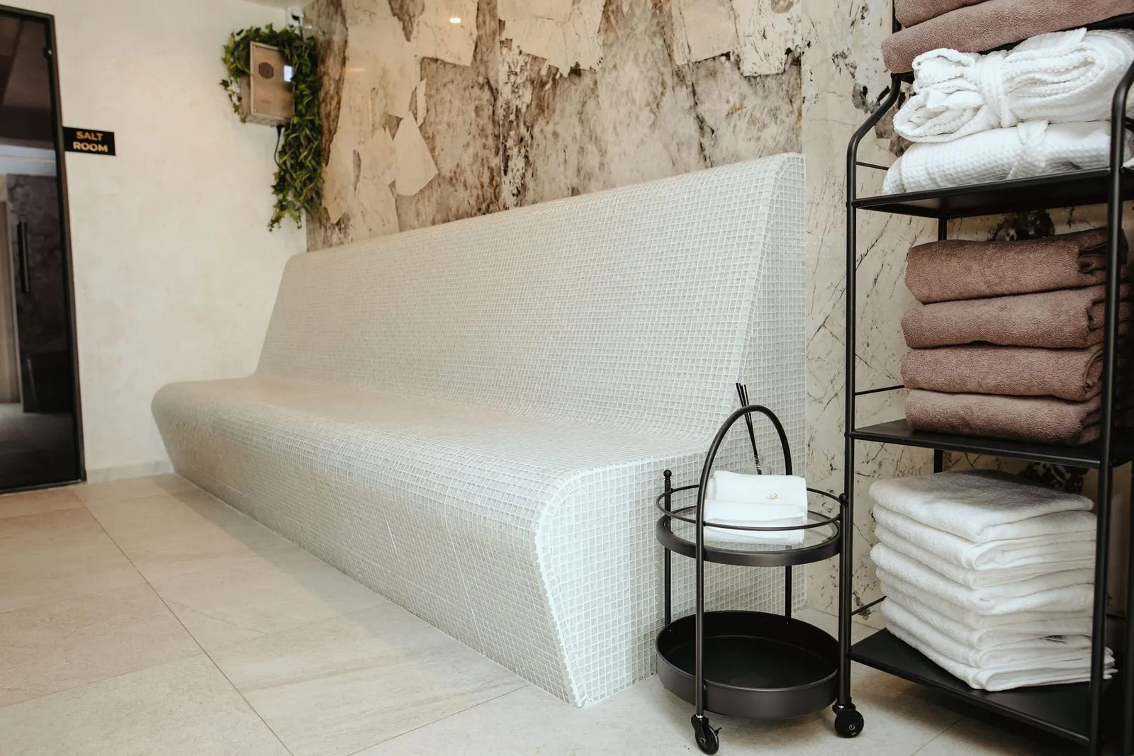 Duga obložena topla klupa uz zid spa zone