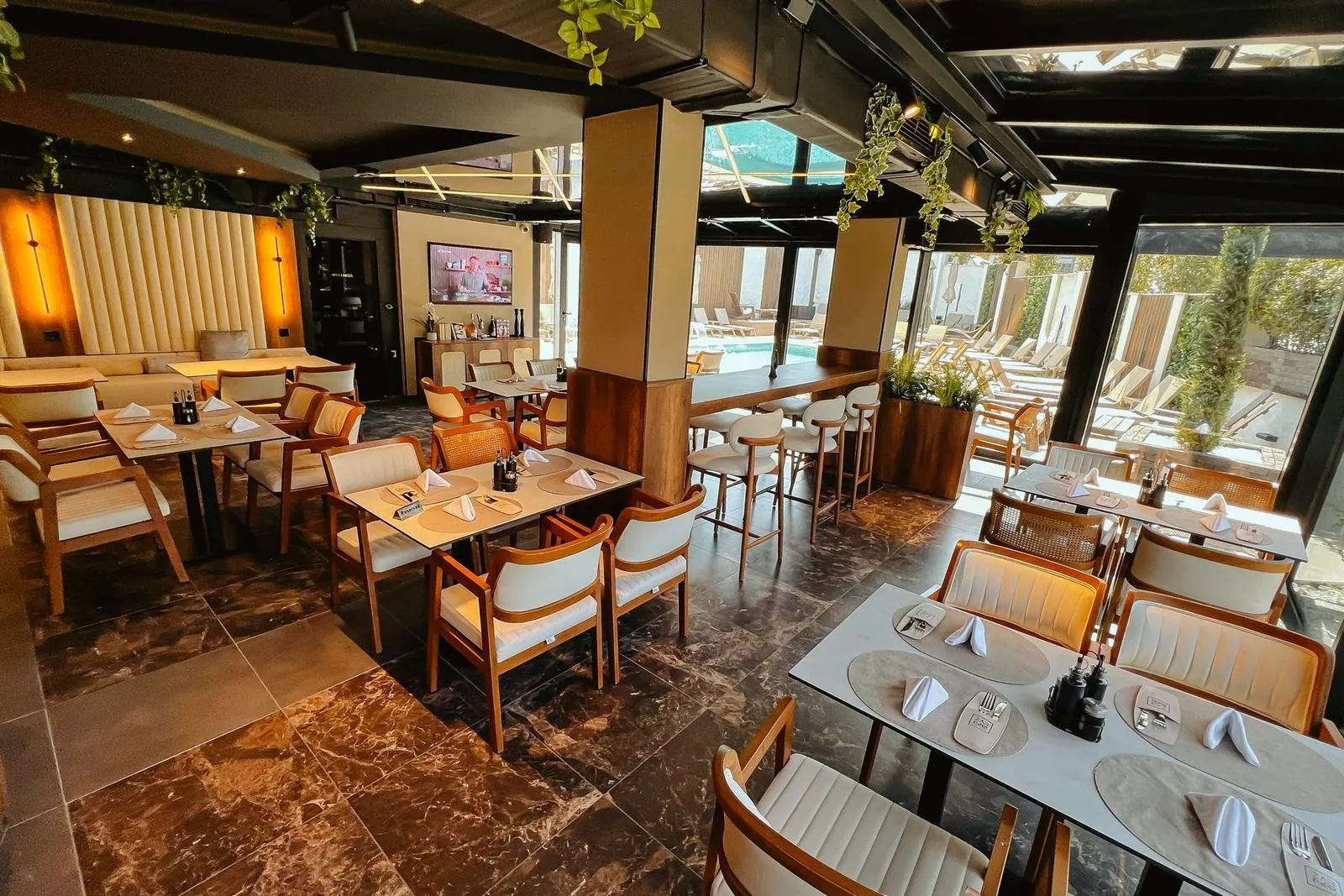 Sala restorana Žar&So sa staklenim zidom