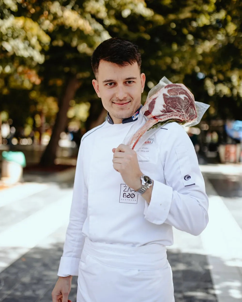 Executive chef Milan Marković sa tomahavk biftekom